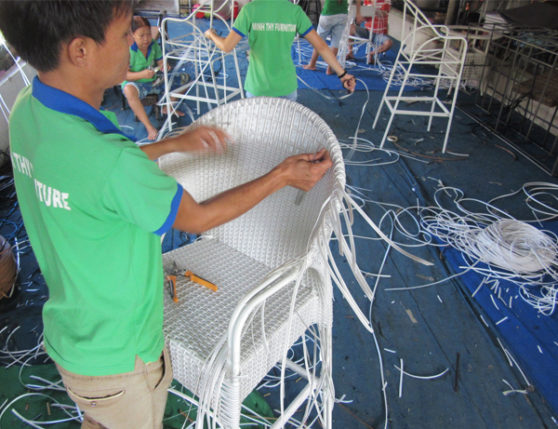 Hướng dẫn đan ghế quầy bar mây nhựa tại xưởng đan mẫu nội thất minh thy