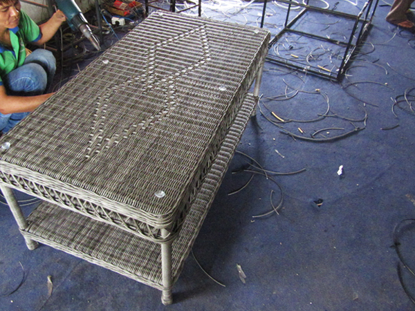 Hướng dẫn đan bàn sofa nhựa giả mây mt1a9 tại xưởng đan mẫu Minh Thy Furniture