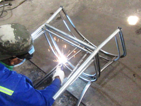 Ra mẫu khung sắt xi mạ kẽm bàn ghế cafe nhựa giả mây MT2A5 tại xưởng cơ khí Minh Thy Furniture