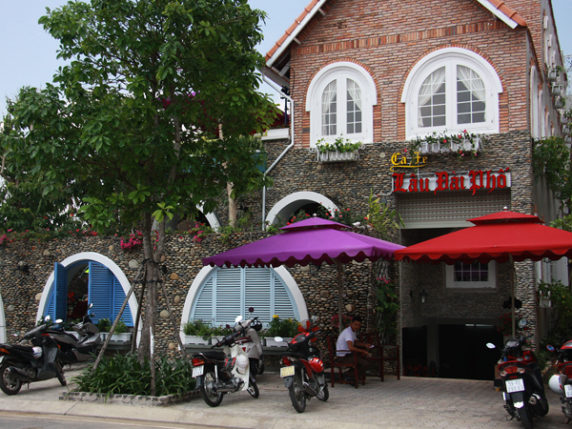 Minh Thy furniture cung cấp bàn ghế sắt nghệ thuật cho quán Castle Land Coffee - Cafe Lâu Đài Phố