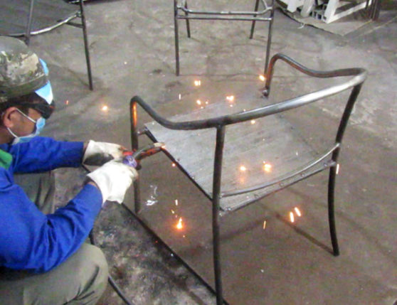 Ra mẫu ghế sắt nghệ thuật dạng lưới cho quán cafe sân vườn