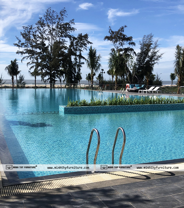 Emerald Hồ Tràm Resort - Ghế hồ bơi lưới Textilene - Dù Che Nắng