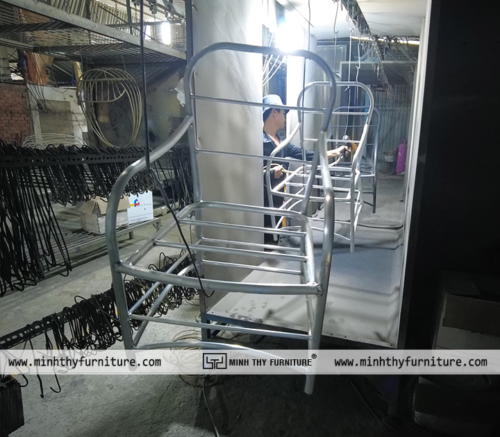 phun sơn tĩnh điện trực tiếp tại xưởng sản xuất nội thất